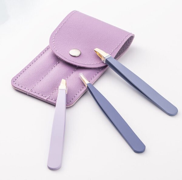 Professional beauty tools in a dreamy lilac hue with luxurious gold tips. Includes 3 essential tools: flat clip, slant clip, and pointed tweezer—perfect for brows, lashes, and skincare.
